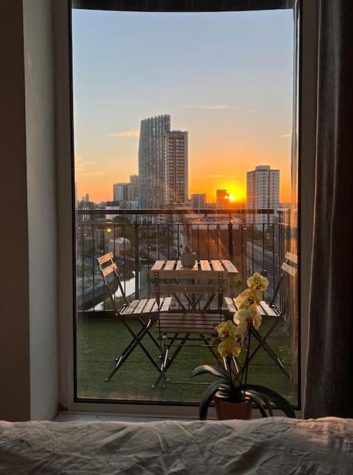 Cozy Flat With Balcony Appartement Londen Buitenkant foto