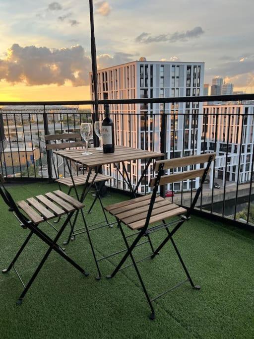 Cozy Flat With Balcony Appartement Londen Buitenkant foto
