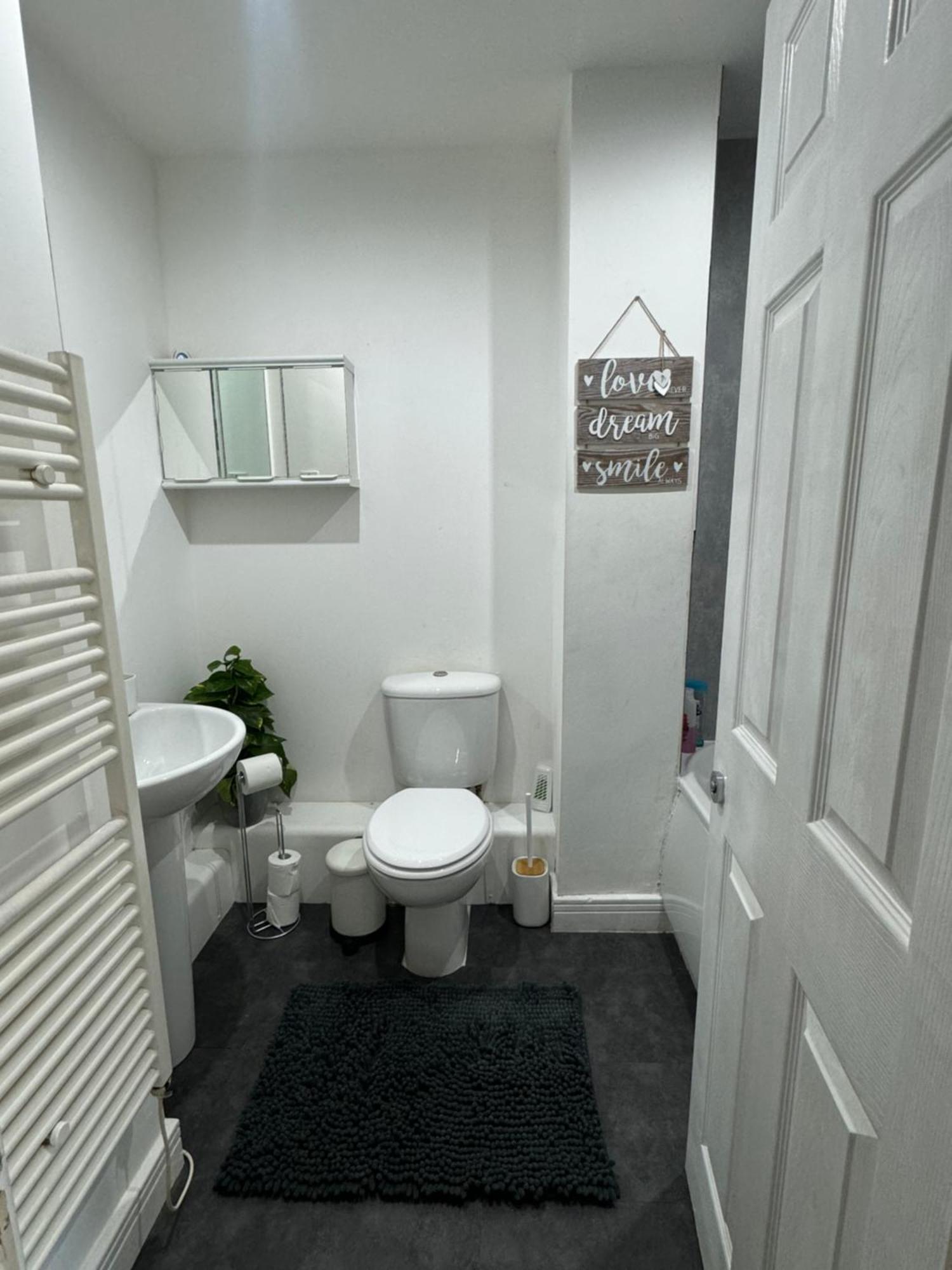 Cozy Flat With Balcony Appartement Londen Buitenkant foto